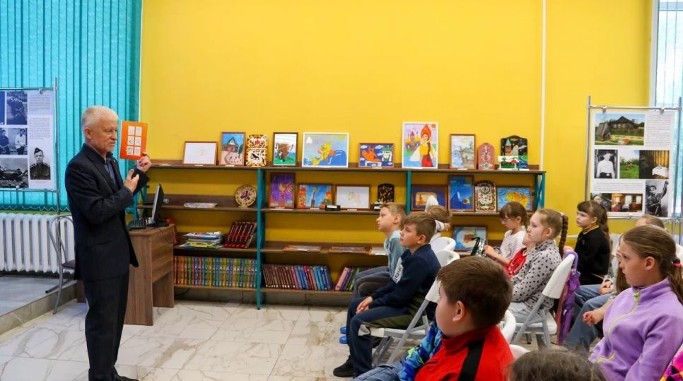 встреча автора Валерия Тихонова с детьми в краевой библиотеке им. Крупской